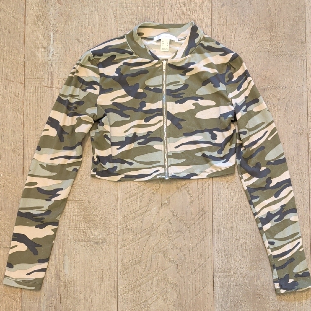 Revamped Camo Cropped Sweater Size Small